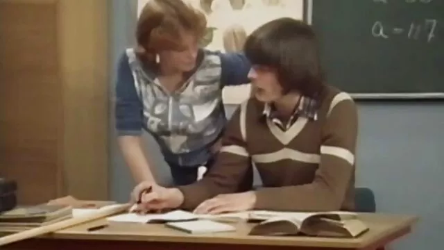 ¡La niñera lesbiana sexo subtitulado al español Lena Paul Scissors con mami!