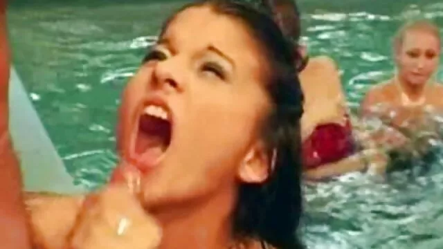 Lesbiana se sienta en la pono sub español cara de las chicas para lamer el coño