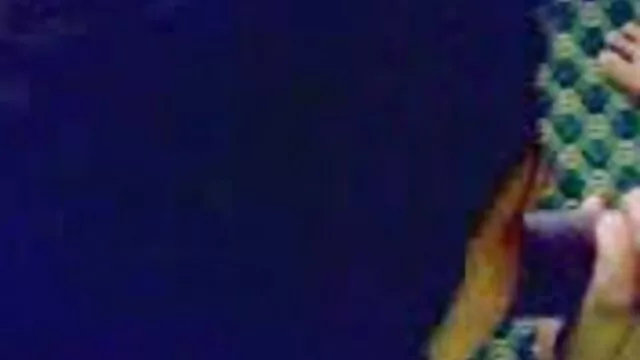Chico se folla a su joven subespañol xxx novia asiática cachonda en la cama